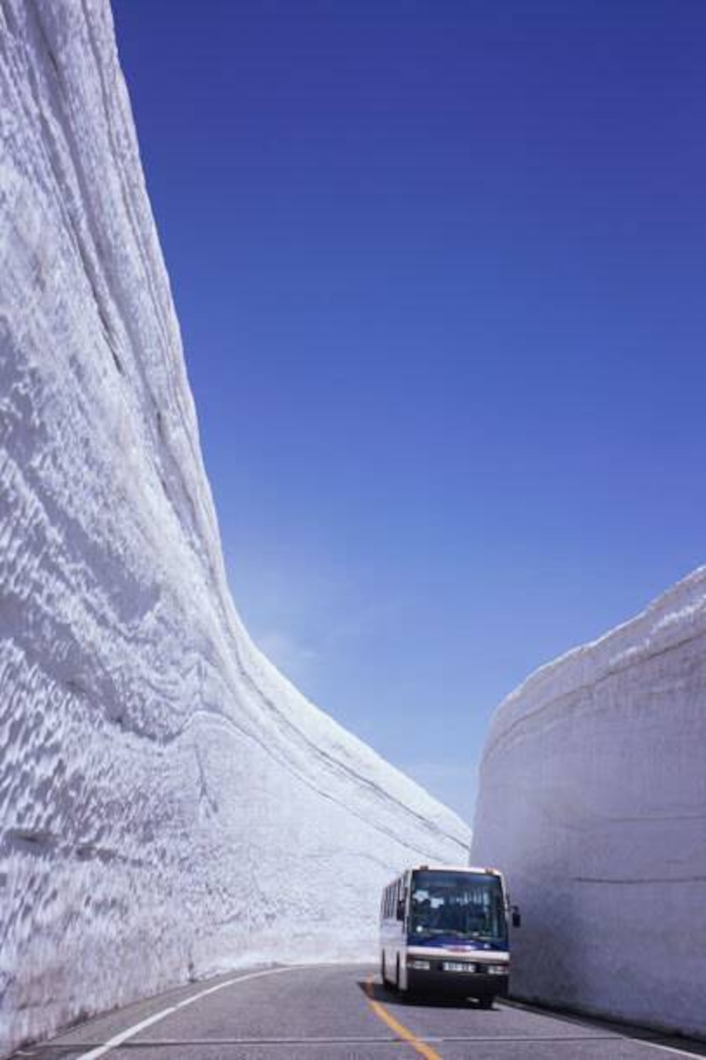 Am Rande der japanischen Straße türmt sich im Frühling der Schnee meterhoch