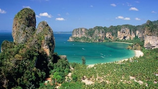Der nur per Boot erreichbare Railey Beach in Krabi zählt zu den beliebtesten Stränden in Thailand