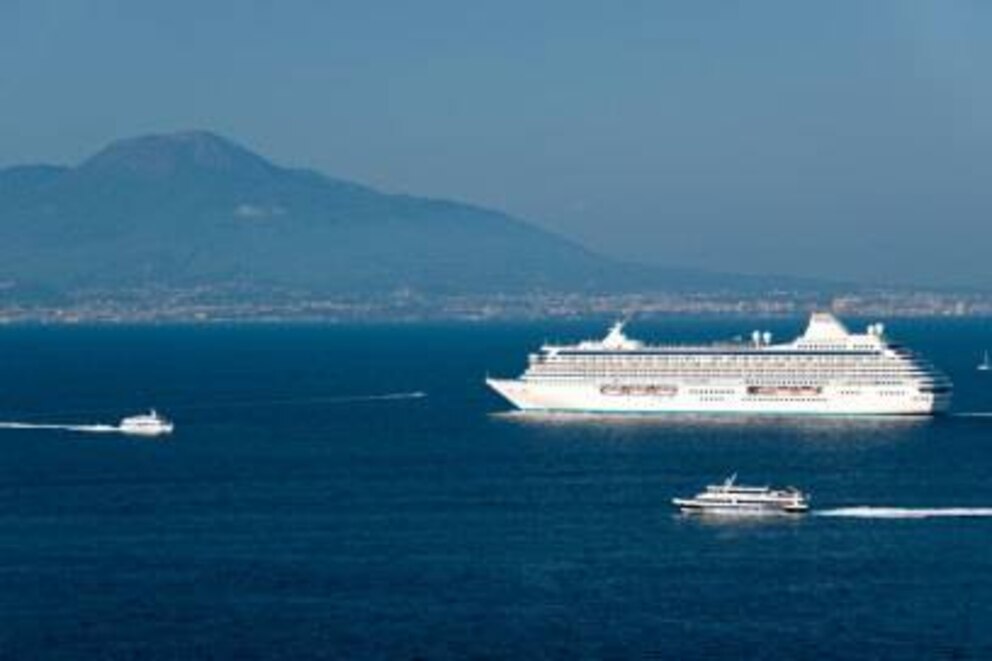 Durchs Mittelmeer schippern deutsche Kreuzfahrer am liebsten. Hier im Hintergrund: der Vesuv in Italien.