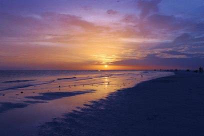 Zur blauen Stunde am Strand schlendern und danach in der Stadt in eine Szenebar – am Siesta Key Beach kein Problem