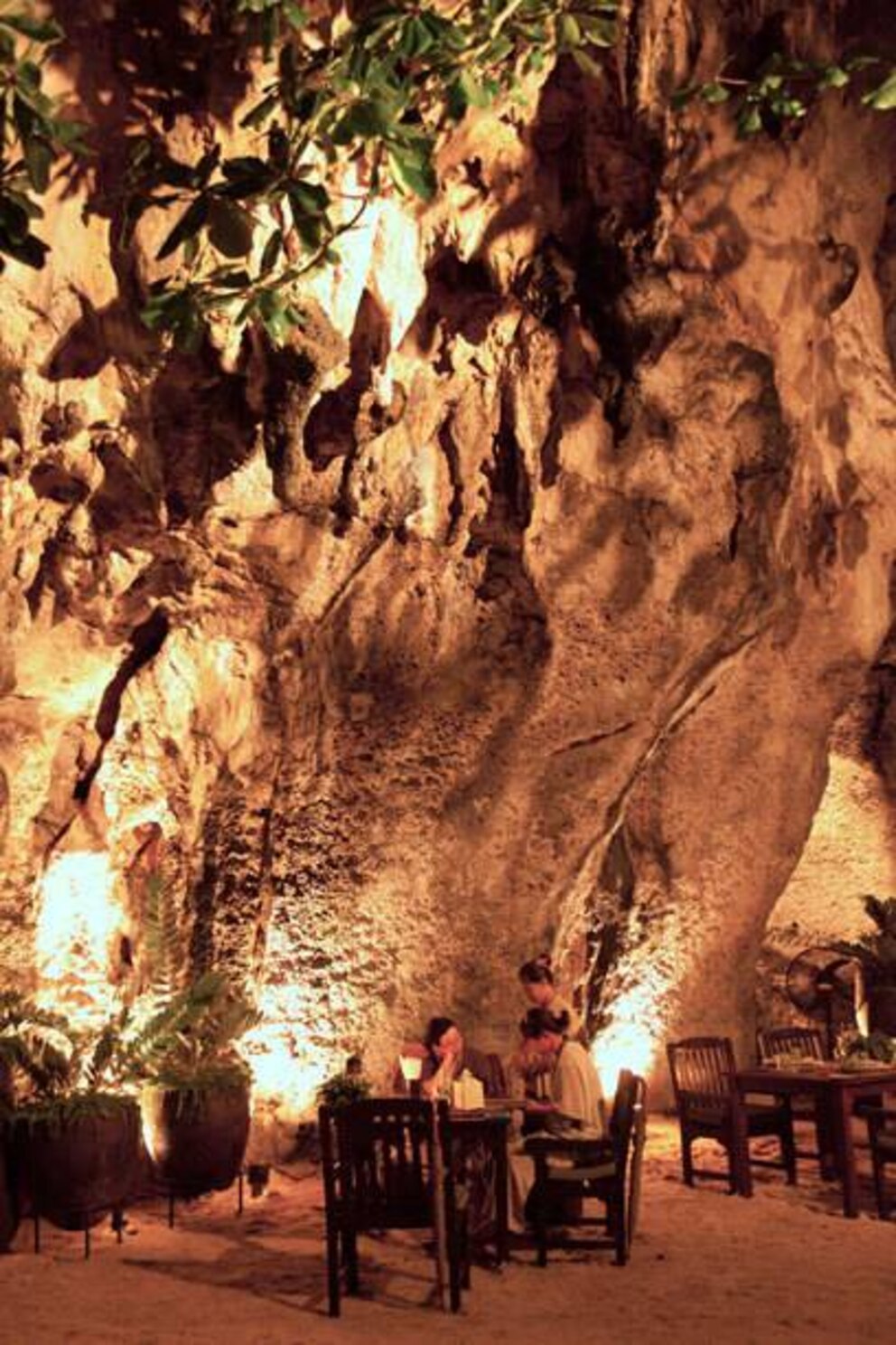 Das Restaurant The Grotto, das zum Rayavadee Resort in Krabi (Thailand) gehört, liegt in einer Höhle unter den Kalksteinfelsen direkt am Strand und bietet eine einzigartige Atmosphäre.