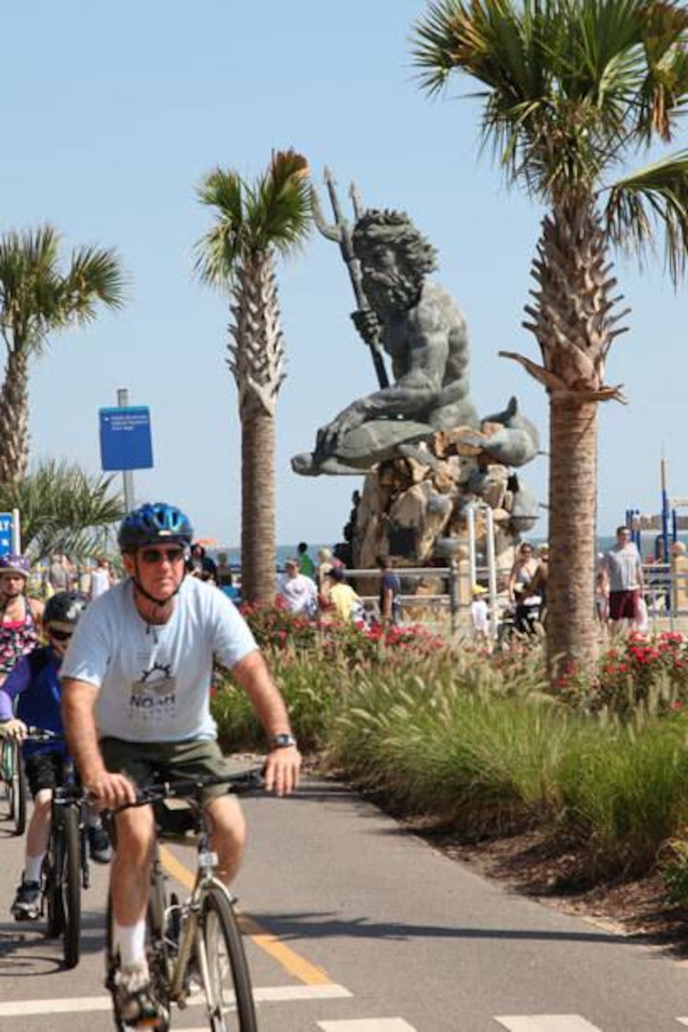 Wer Lust auf Bewegung hat, kann an der Promenade Rad fahren. Im Hintergrund: die Statue „King Neptune“