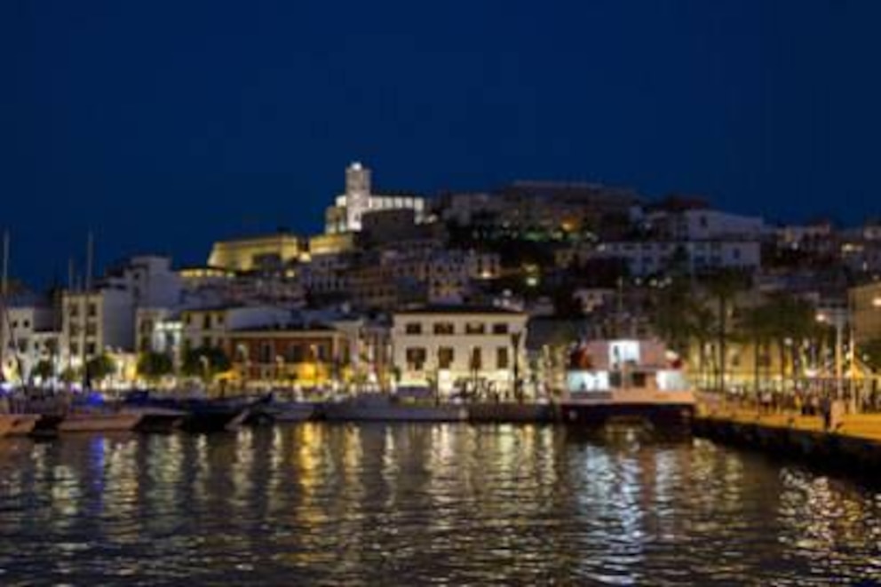  Ibiza Stadt und ihre Altstadt Dalt Vila bei Nacht. Foto: Getty Images