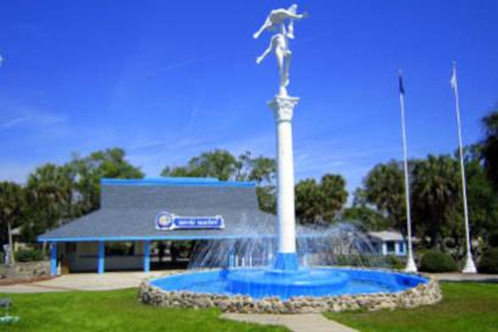 Vor dem Haupteingang des Weeki Wachee Spring State Parls steht eine Skulptur mit tänzelnden Nixen