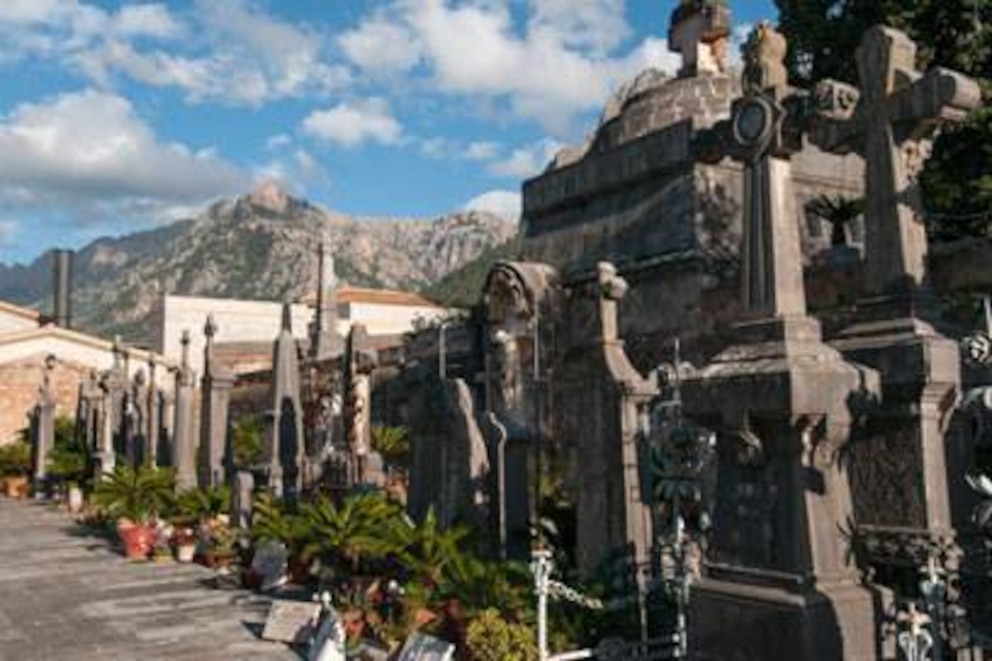  Vor Bergkulisse: der Friedhof von S&oacute;ller. Foto: Getty Images