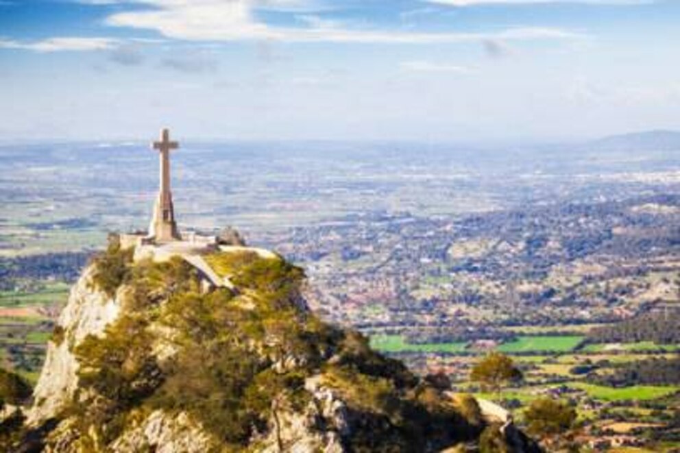  Blick vom Kloster Santuari de Sant Salvador &uuml;ber das dortige Steinkreuz auf die Insel. Foto: Getty Images