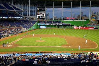 Der überdachte Marlins Park mit der Skyline von Miami im Hintergrund