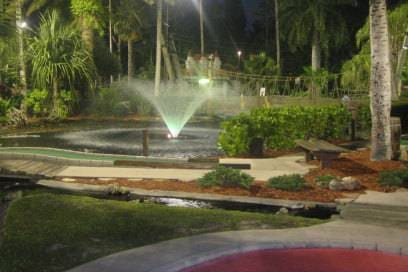 Auch bei Nacht ist das „Castle Golf“ in Fort Myers ein Highlight für Freunde des Miniatursports