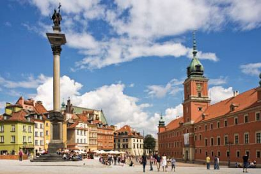Das Warschauer Königsschloss (rechts im Bild) wurde nach dem Krieg mit Spendengeldern wiederaufgebaut und 1980 als Teil der Warschauer Altstadt zum Unesco-Weltkulturerbe