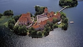 Auf einer Insel zwischen drei Seen liegt die Wasserburg Trakai aus dem Spätmittelalter