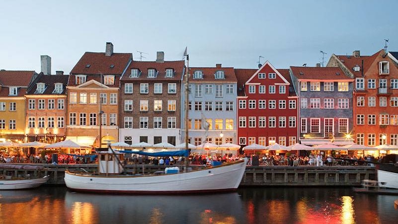 Bunte Häuser, historische Schiffe, Bierkneipen: Der Hafen in Kopenhagen, Nyhavn genannt, war früher für seine Bordells berüchtigt