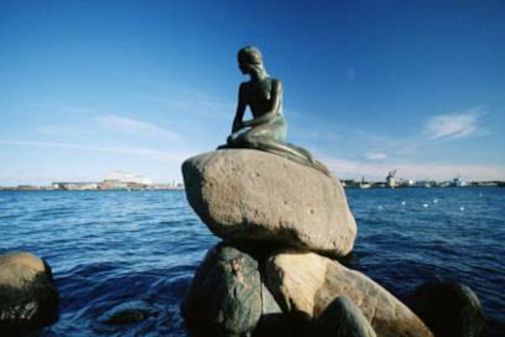 Die Kopenhagener lieben ihre kleine Meerjungfrau. Sie thront auf einem Fels an der Uferpromenade Langelinie und ist inspiriert vom gleichnamigen Märchen des dänischen Dichters Hans Christian Anders