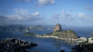 Kaum eine Stadt liegt so fantastisch umgeben von Wasser und Bergen wie Rio de Janeiro. Vom Zuckerhut aus genießt man einen wunderbaren Blick auf Brasiliens frühere Hauptstadt