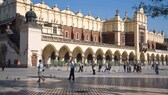 Krakau gilt als die schönste Stadt in Polen. Die Tuchhallen auf dem Hauptmarkt sind eines der bedeutendsten Beispiele der Renaissance-Architektur in Mitteleuropa