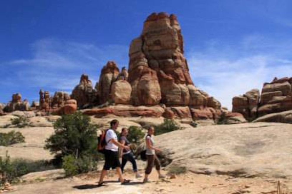 Wanderung im Needles District des Canyonlands Nationalpark. Foto: Michael Juhran