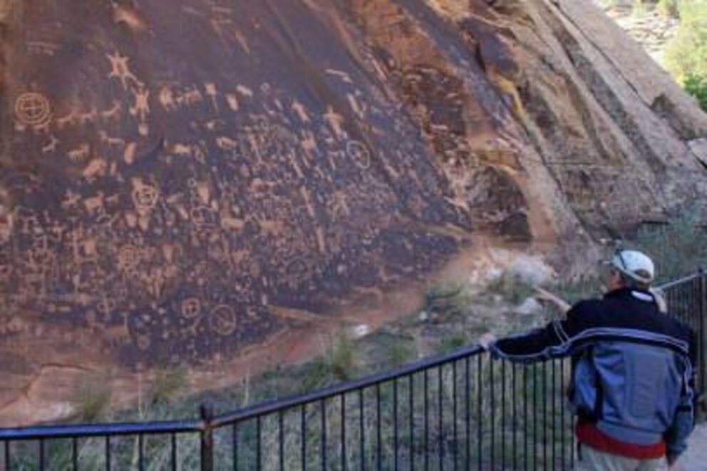 Auf dem Newspaper Rock sind rund 650 Petroglyphen eingeritzt – sie zeigen Menschen und verschiedene Tierarten. Foto: Michael Juhran