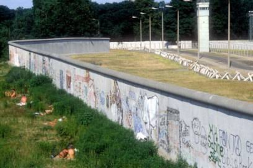 1986: Unbekleidete Westberliner sonnen sich direkt vor der Berliner Mauer