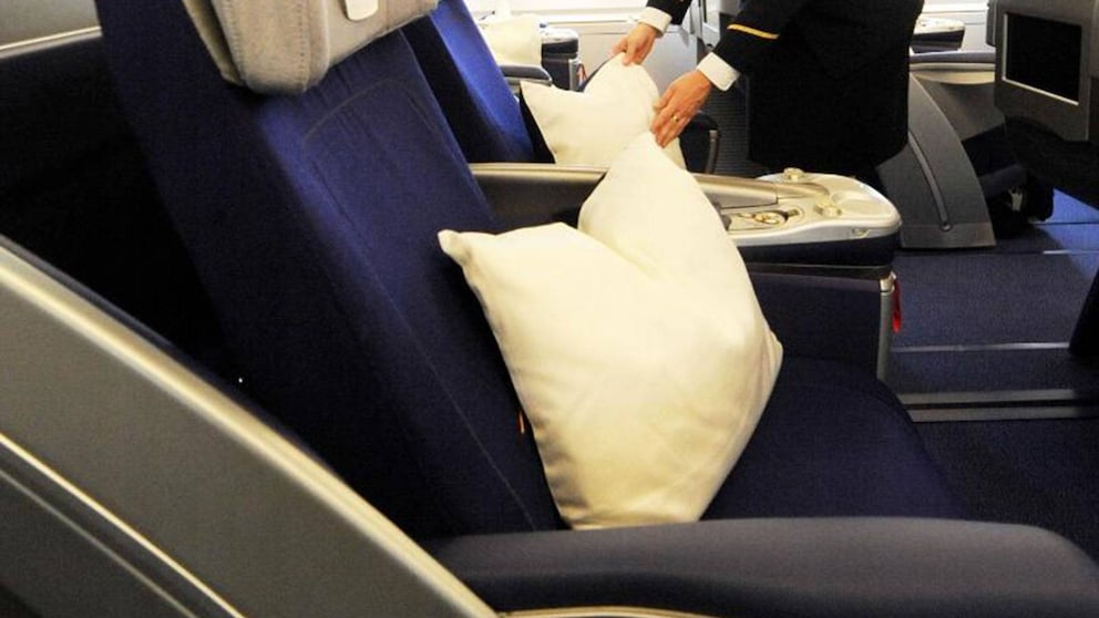 Kissenbezüge werfen Fluggesellschaften nach jedem Flug weg. Sie gelten als Einwegware.