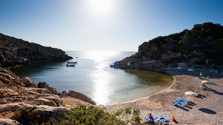 Ibiza bietet zahlreiche schöne Buchten und Strände, die in der Nebensaison noch angenehm leer sind