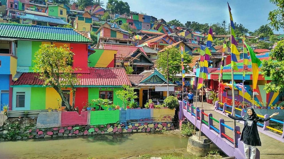 Kampung Pelangi heißt übersetzt „Regenbogendorf“ – und es macht seinem Namen alle Ehre