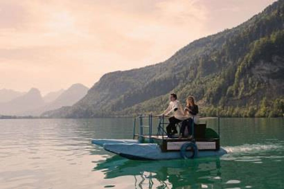 Fritz Karl (alias Leopold) und Diana Amft (Ottilie) im Tretboot auf dem Wolfgangsee