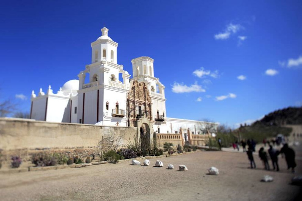 Tucson hat nicht nur viel Sonne, sondern auch eine bewegte Geschichte: 1692 kam der erste Spanier vorbei und gründete 1700 die Mission San Xavier del Bac (siehe Bild). 1821 wurde Tucson mexikanisch, 1853 von den USA erworben. Heute ist Tucson ein guter Ausgangsort für einen Besuch im Saguaro National Park und für Touren in die historisch reiche Umgebung