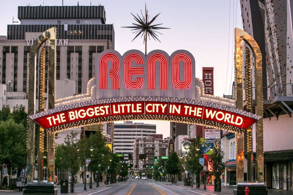 Wie Las Vegas lebt Reno vom Glücksspiel, nur ist hier halt alles eine Nummer kleiner, wie schon die Leuchtschrift verkündet: „Reno – The Biggest Little City In The World“ („Die größte Kleinstadt der Welt“). Das höchste Gebäude ist das Silver Legacy Hotel and Casino, mit 125 Metern. Von Reno sollte man übrigens mal nach Lake Tahoe fahren, denn hier liegt die „historische“ Ponderosa-Ranch der Cartwrights aus der Fernsehserie Bonanza