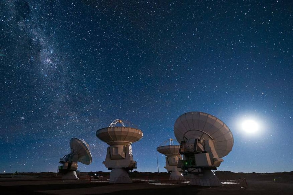 Das Atacama Large Millimeter Array (ALMA) gehört zu den größten und leistungsfähigsten Teleskopen weltweit. Es steht in der Atacama-Wüste im Norden Chiles