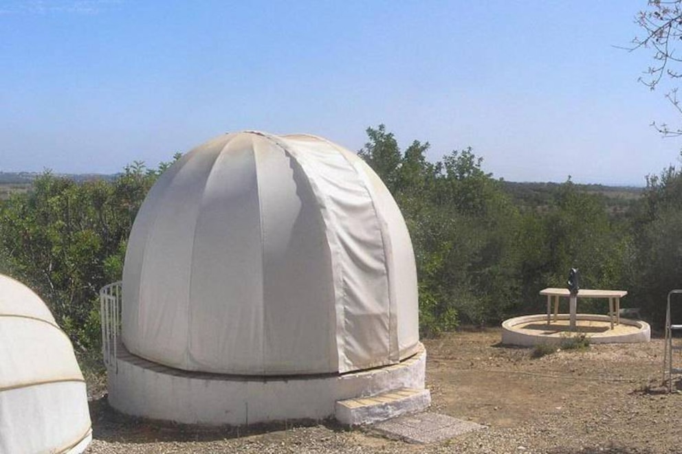 An der Südküste der Algarve gewährt die private Sternwarte Centro de Observação Astronómica no Algarve durch mehrere leistungsstarke Teleskope Blicke ins All