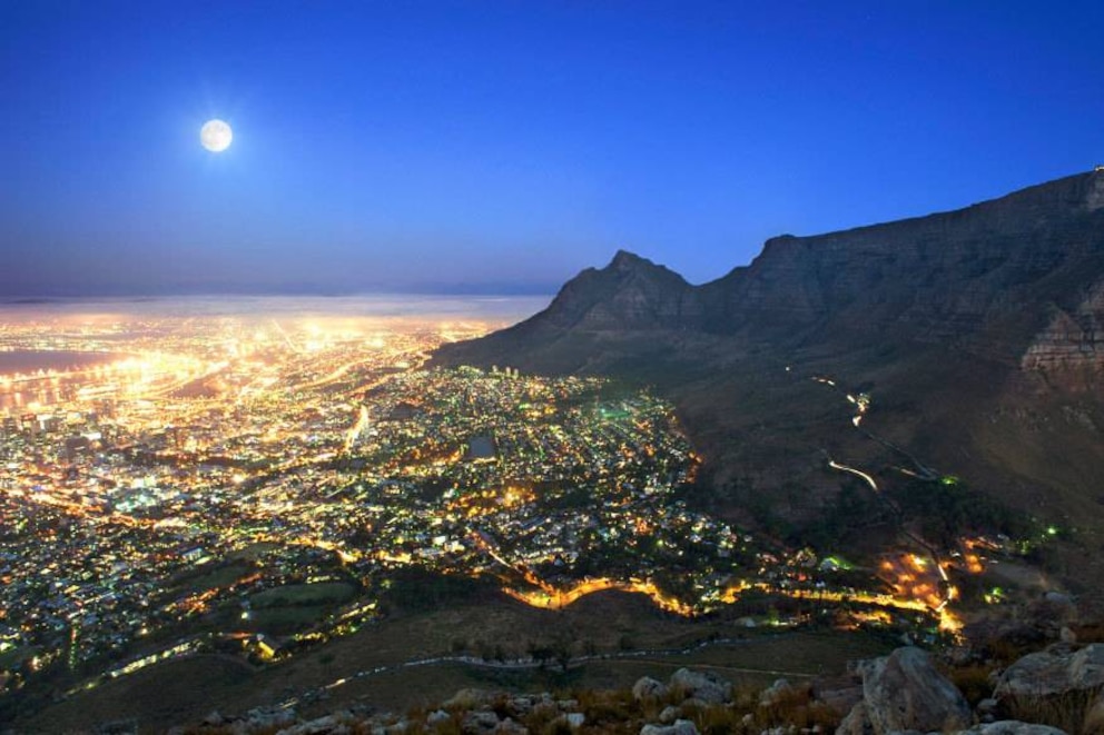 Kapstadt und Tafelberg bei Nacht: Die Stadt leuchtet, aber nicht am Himmel. Wer Südafrikas fantastischen Sternenhimmel sehen will, muss weit rausfahren, am besten in die Karoo