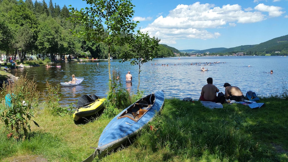 Beste Lage am Wasser: Naturcamping Weiherhof am südwestlichen Ende des Titisees bietet Schwimmern und Wassersportlern ein passendes Sommerrefugium