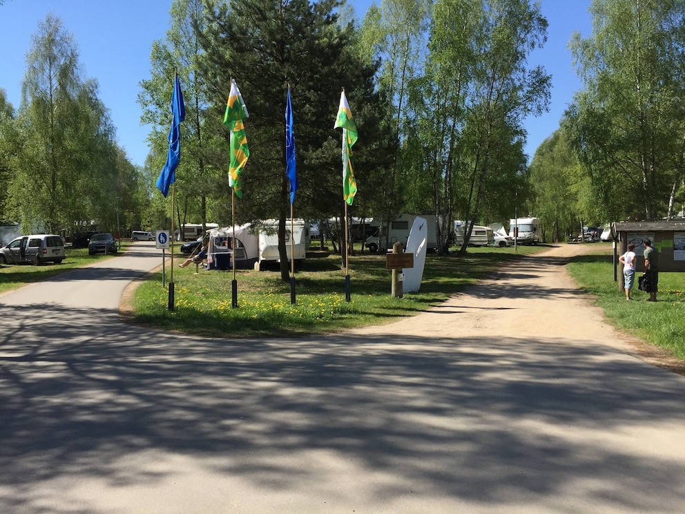  Der Campingplatz Ecktannen liegt am nördlichen Zipfel der Müritz in der Mecklenburgischen Seenplatte – das malerische Waren ist nicht fern