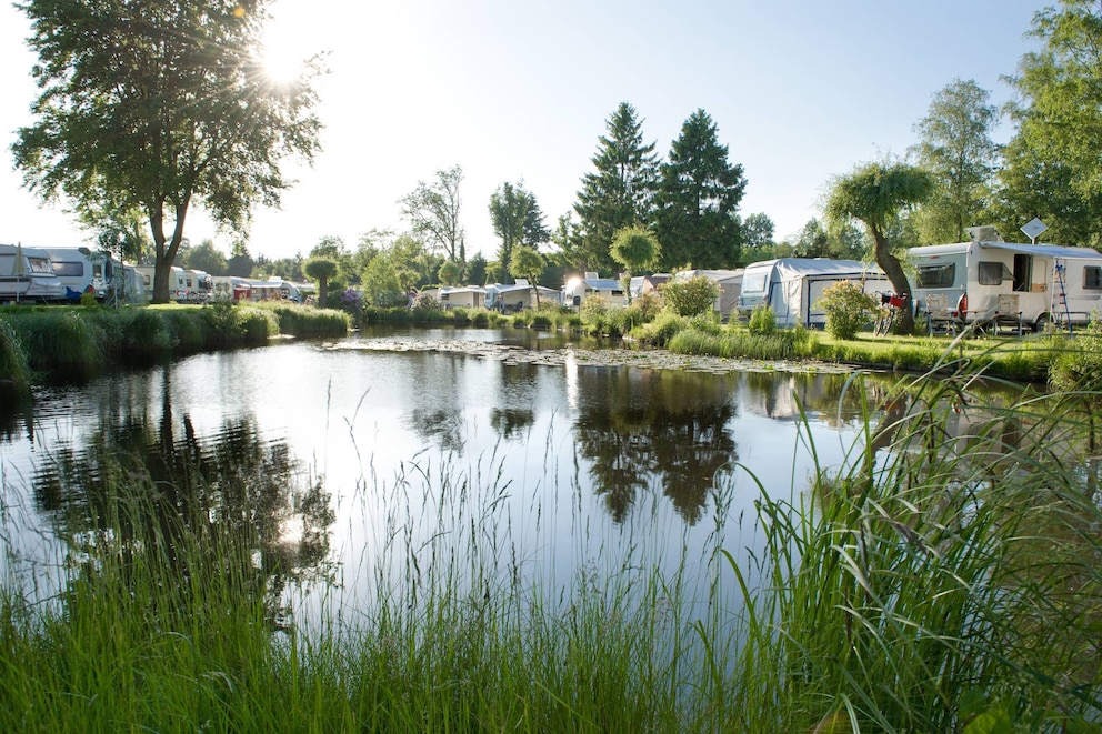  Der Röders Park bei Soltau in der Lüneburger Heide sieht sich als Premium-Campingplatz – ein Zierteich schmückt den Platz