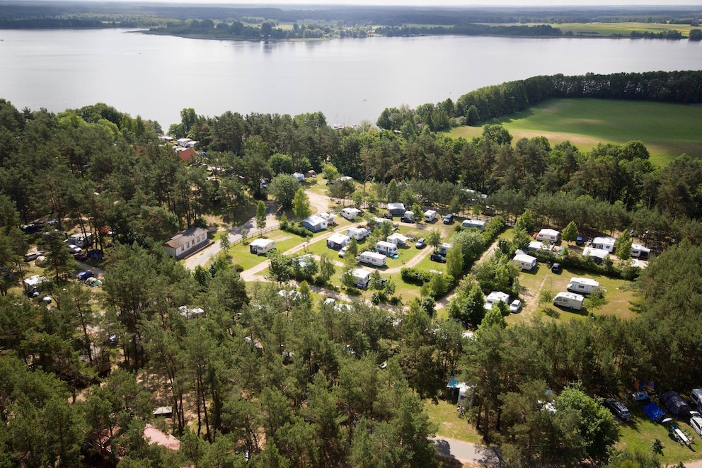  Der Camping- und Ferienpark Havelberge an der Woblitz aus der Luft – das kühle Nass ist gleich nebenan