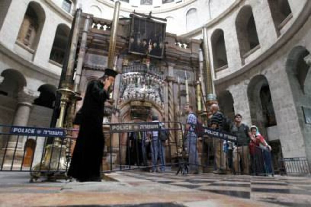 Anstehen vor dem Grab Jesu in der Grabeskirche in Jerusalem