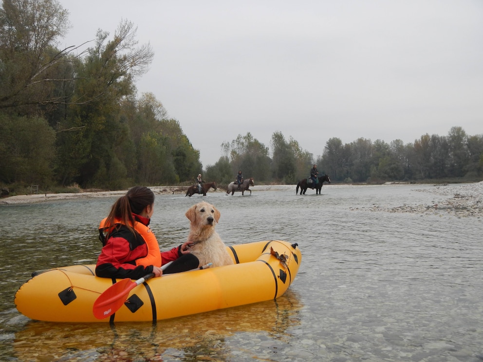  Es muss nicht immer der Van sein: Marina mit Hund Odie im Schlauchboot