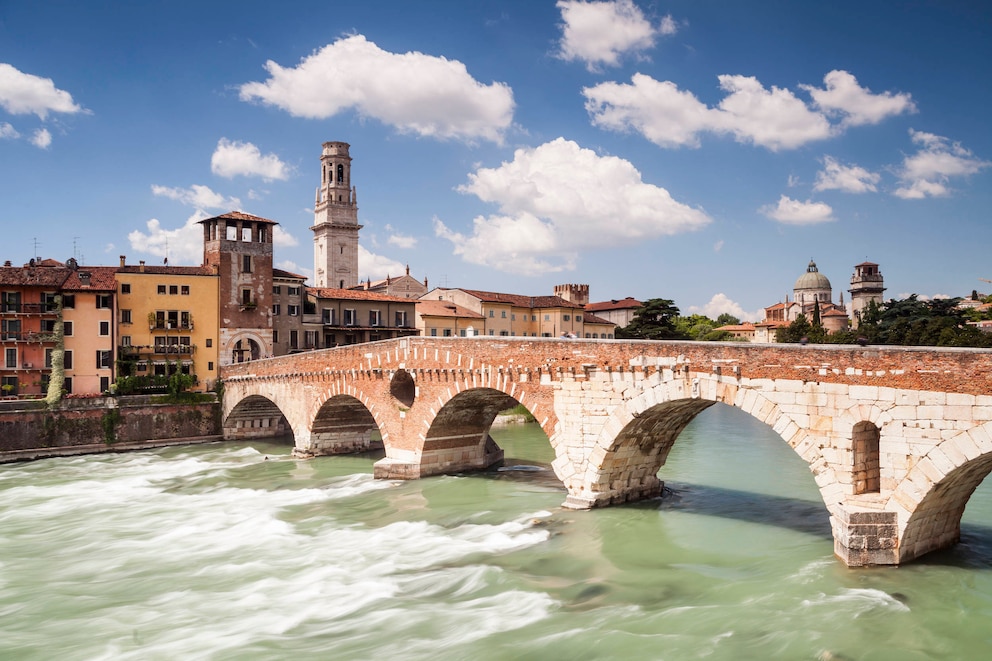 Die Ponte Pietra im historischen Zentrum von Verona