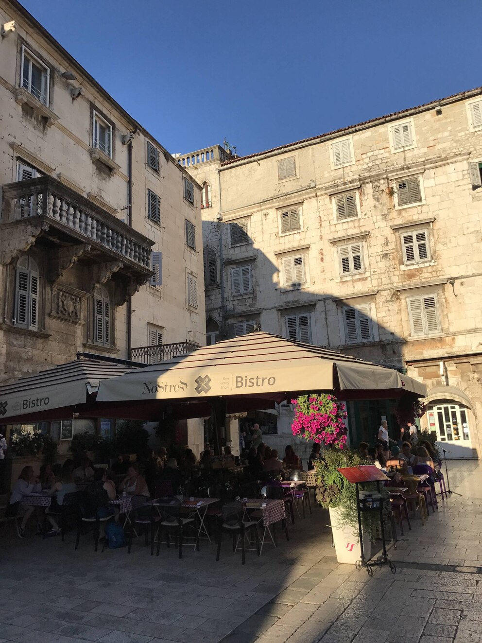  Inmitten der schönen Altstadt von Split gibt es überall schicke Restaurants – ein sehr angenehmes Ambiente wird hier den Touristen geboten