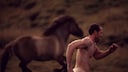 Nick Turner portraitiert sich selbst, wo er sich am wohlsten fühlt: Zwischen Pferden in der Natur
