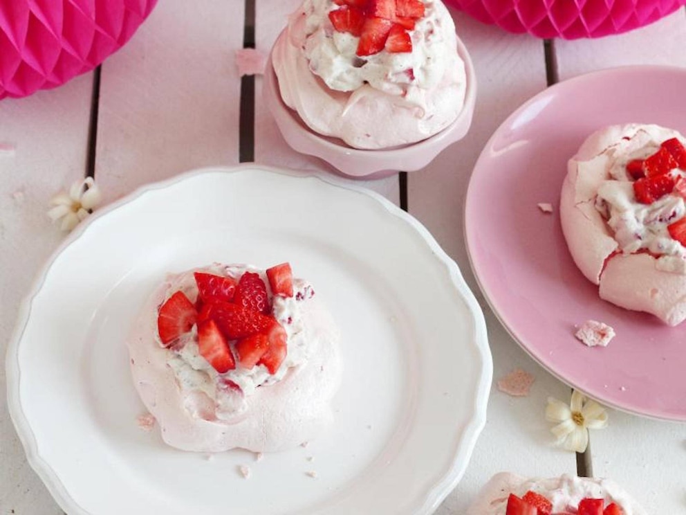 Pavlova kann man als ganze Torte zubereiten oder einzelne Törtchen daraus formen