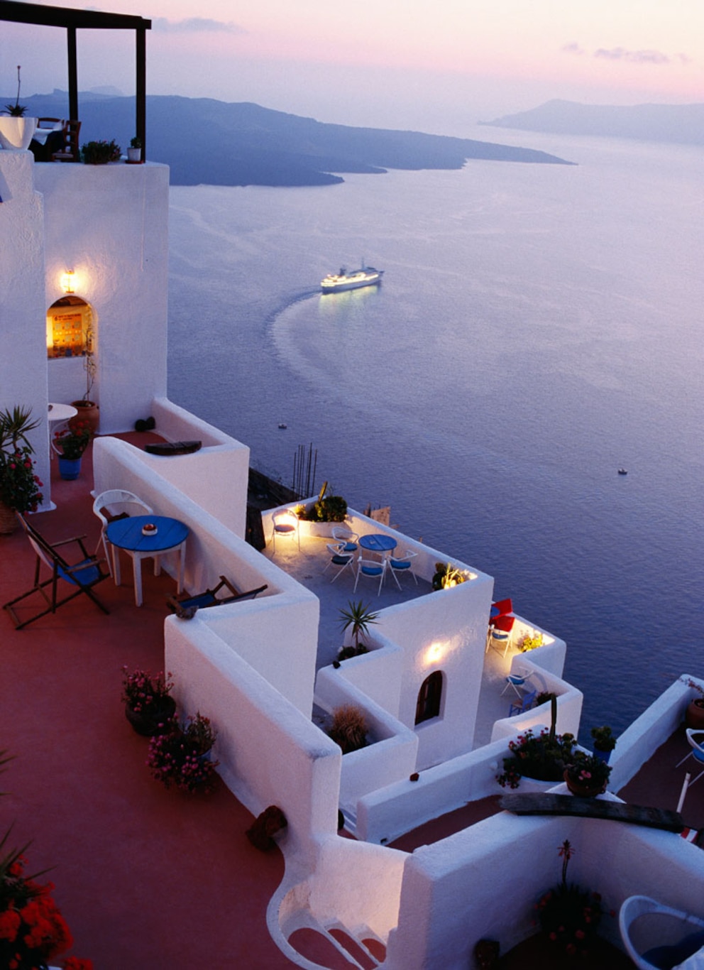 Kaum zu toppen: die Aussicht von einem der vielen Hotels auf Santorin