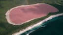 Der Lake Hillier aus der Luft. Nur ein schmaler, bewachsener Dünenstreifen trennt den See vom Meer. Sein Wasser leuchtet immer pink – egal zu welcher Jahreszeit