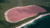 Der Lake Hillier aus der Luft. Nur ein schmaler, bewachsener Dünenstreifen trennt den See vom Meer. Sein Wasser leuchtet immer pink – egal zu welcher Jahreszeit