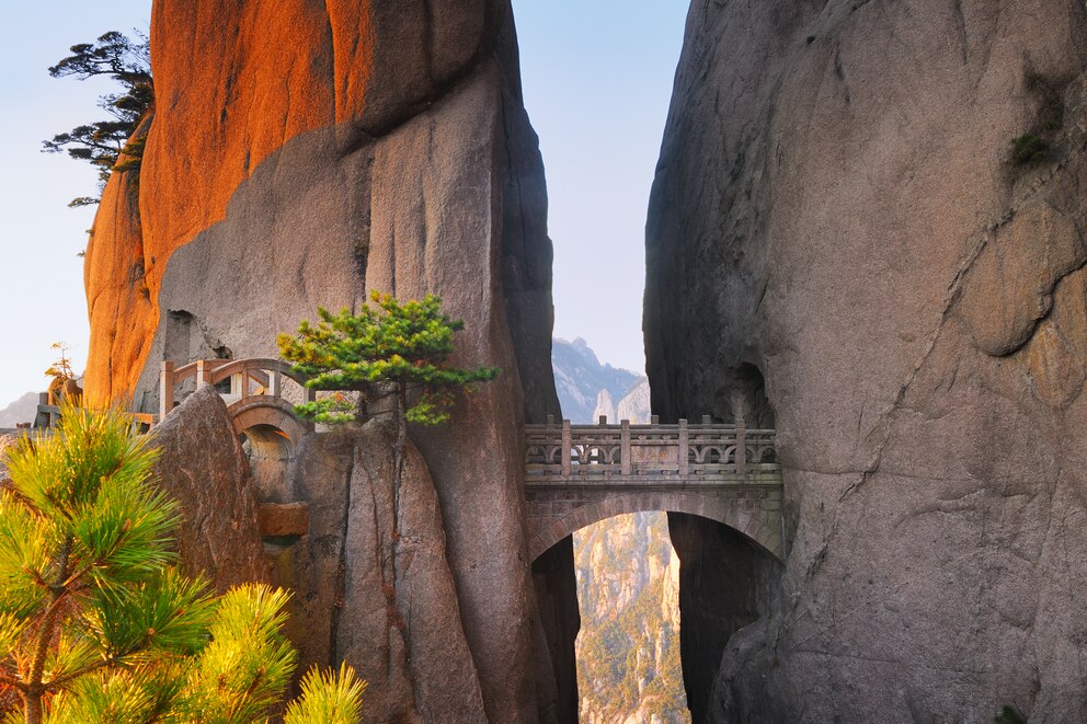 Nichts für Angsthasen: Traut man sich über die etwa 7 Meter lange „Walking Fairyland Bridge“ und passiert den Tunnel, wird man mit dem Ausblick über den Xihai Grand Canyon, auch bekannt als „Magic Scenic Area“, belohnt