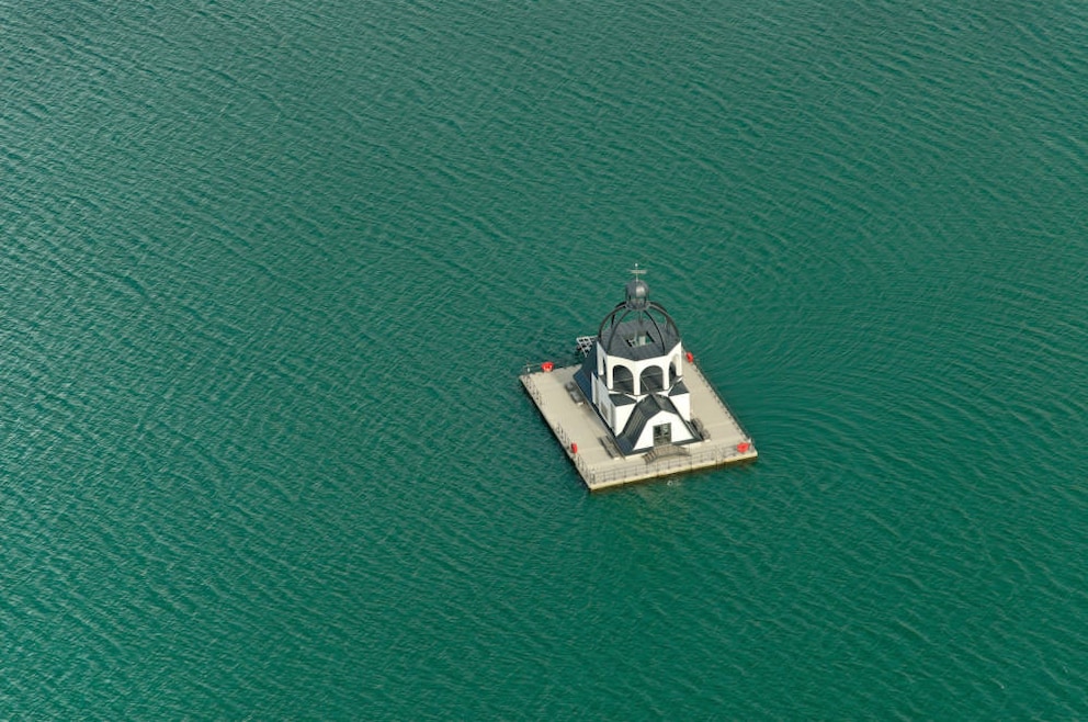 Vineta heißt die kleine Insel im Störmthaler See, der dort entstand, wo einst Kohle gefördert wurde. Die Kirche erinnert an das Dorf, das dem Tagebau weichen musste.