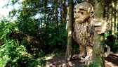 Mitten in einem Wald bei Kopenhagen steht die „Kleine Tilde“, eine von sechs Riesen-Figuren des dänischen Müll-Künstlers Thomas Dambo