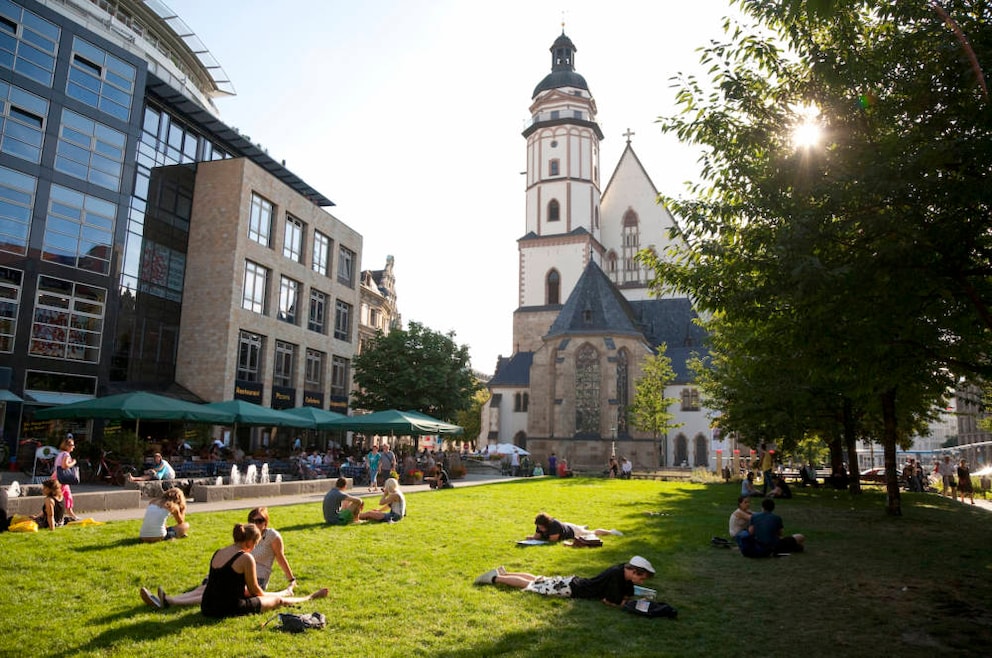 Sonnenanbeter mitten im Stadtzentrum, im Hintergrund die Thomaskirche, in der Johann Sebastian Bach einst wirkte.