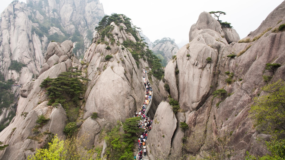 Nicht selten ist man auf den Wegen des Huangshan-Gebirges mit Menschenmassen unterwegs.