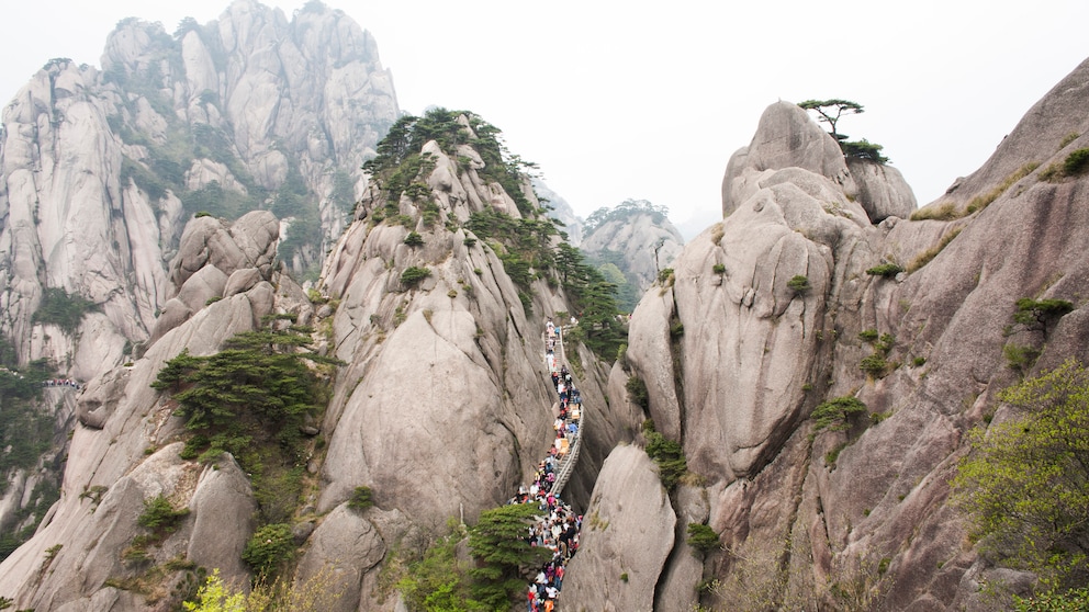 Nicht selten ist man auf den Wegen des Huangshan-Gebirges mit Menschenmassen unterwegs.