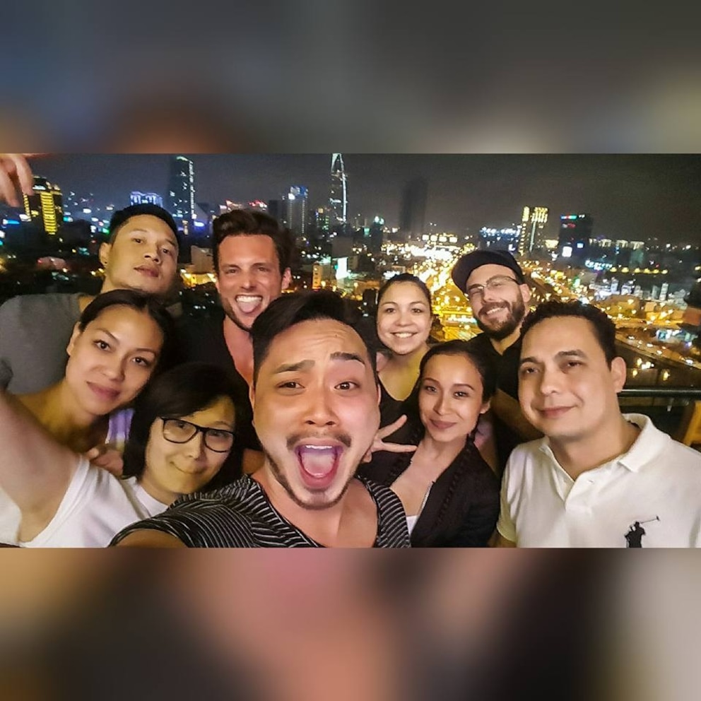 Freunde als Gruppe am Feiern